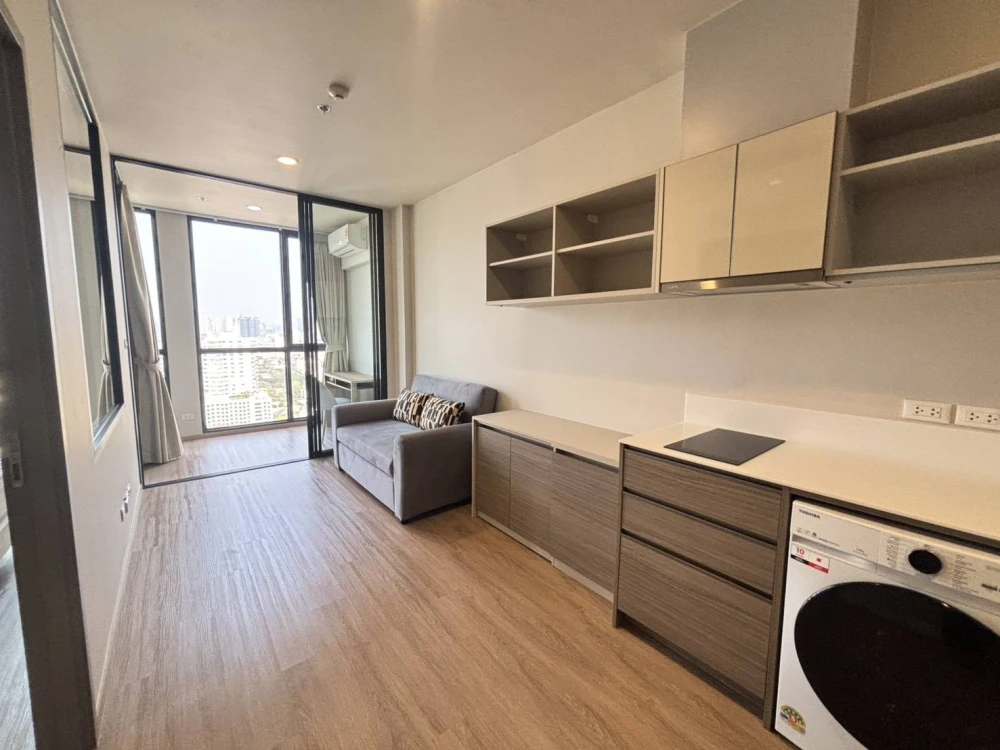 For rent!! Condo The Issara Sathorn, 25th floor, beautiful room, good location, ready to move in. Room decorating lovers must not miss!!