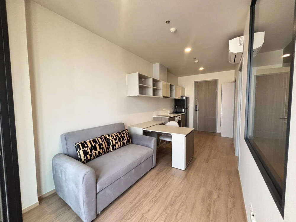 For rent!! Condo The Issara Sathorn, 25th floor, beautiful room, good location, ready to move in. Room decorating lovers must not miss!!