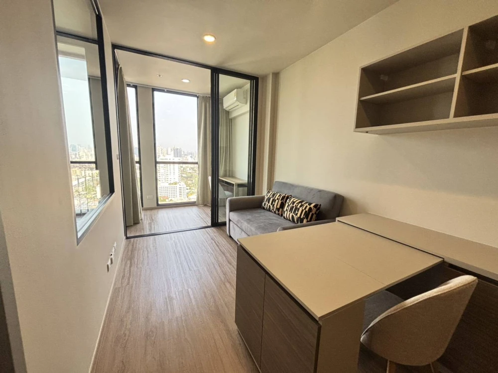 For rent!! Condo The Issara Sathorn, 25th floor, beautiful room, good location, ready to move in. Room decorating lovers must not miss!!