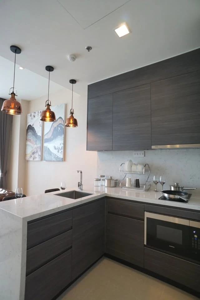 Condo for rent, The Esse Asoke, decorated with luxurious built-ins. Nice leather sofa Plenty of usable space, don't wait.