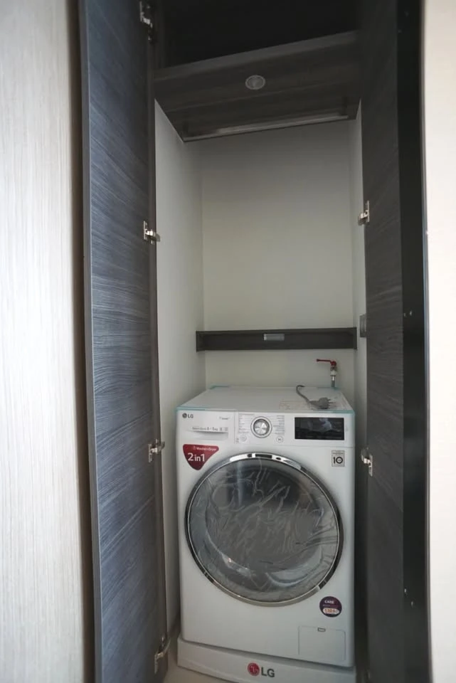 Condo for rent, The Esse Asoke, decorated with luxurious built-ins. Nice leather sofa Plenty of usable space, don't wait.