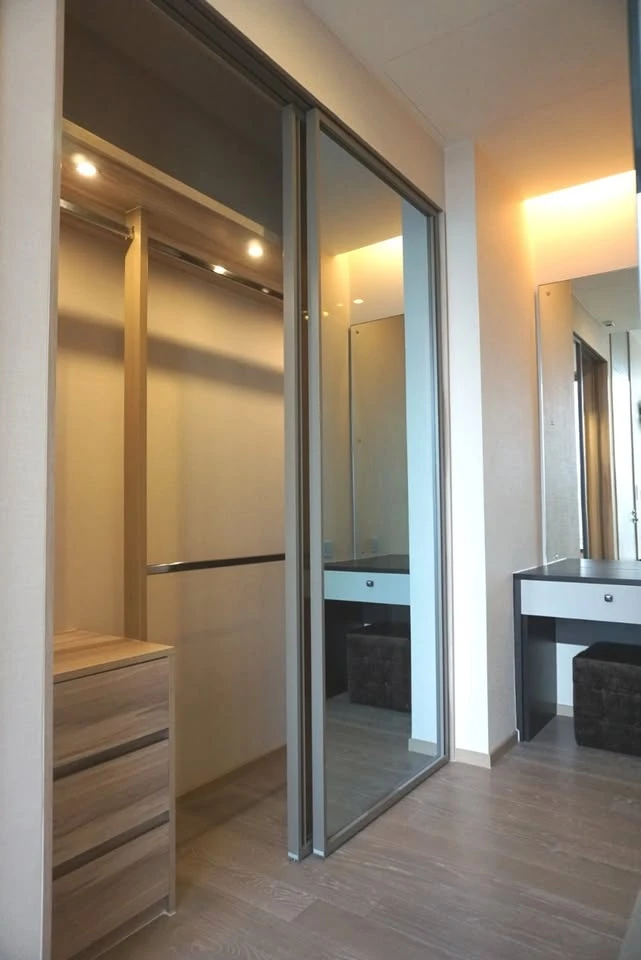 Condo for rent, The Esse Asoke, decorated with luxurious built-ins. Nice leather sofa Plenty of usable space, don't wait.