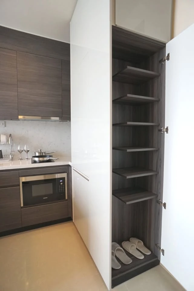 Condo for rent, The Esse Asoke, decorated with luxurious built-ins. Nice leather sofa Plenty of usable space, don't wait.