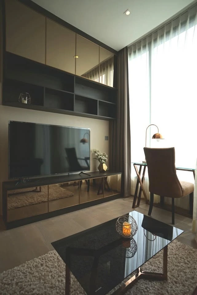 Condo for rent, The Esse Asoke, decorated with luxurious built-ins. Nice leather sofa Plenty of usable space, don't wait.