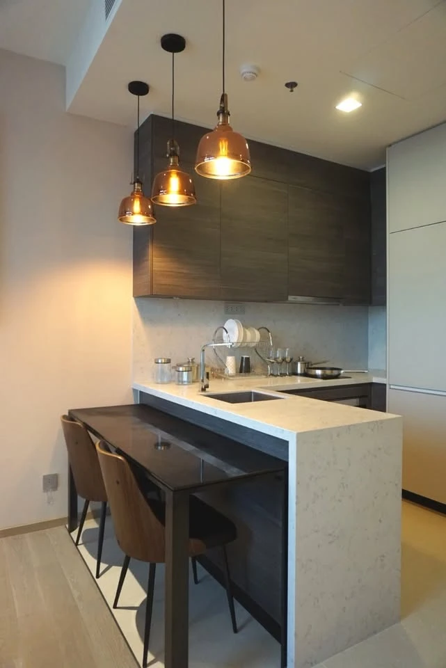 Condo for rent, The Esse Asoke, decorated with luxurious built-ins. Nice leather sofa Plenty of usable space, don't wait.