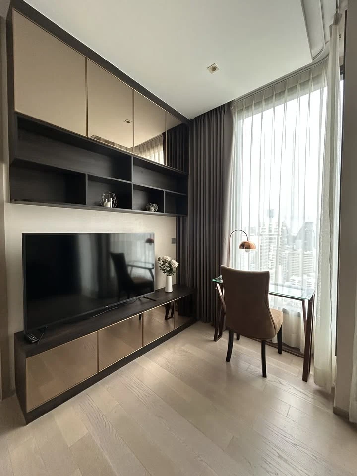 Condo for rent, The Esse Asoke, decorated with luxurious built-ins. Nice leather sofa Plenty of usable space, don't wait.