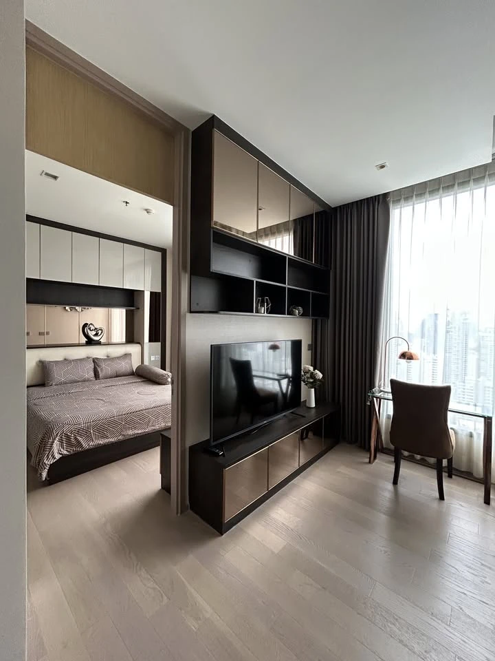 Condo for rent, The Esse Asoke, decorated with luxurious built-ins. Nice leather sofa Plenty of usable space, don't wait.