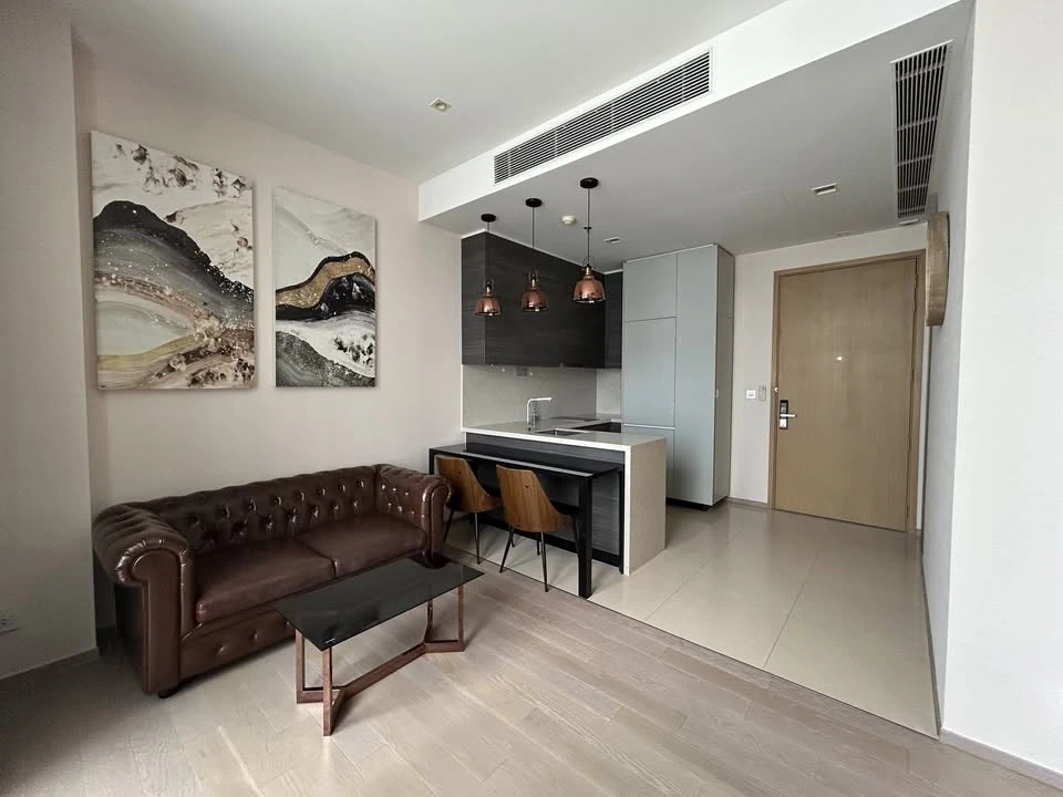 Condo for rent, The Esse Asoke, decorated with luxurious built-ins. Nice leather sofa Plenty of usable space, don't wait.