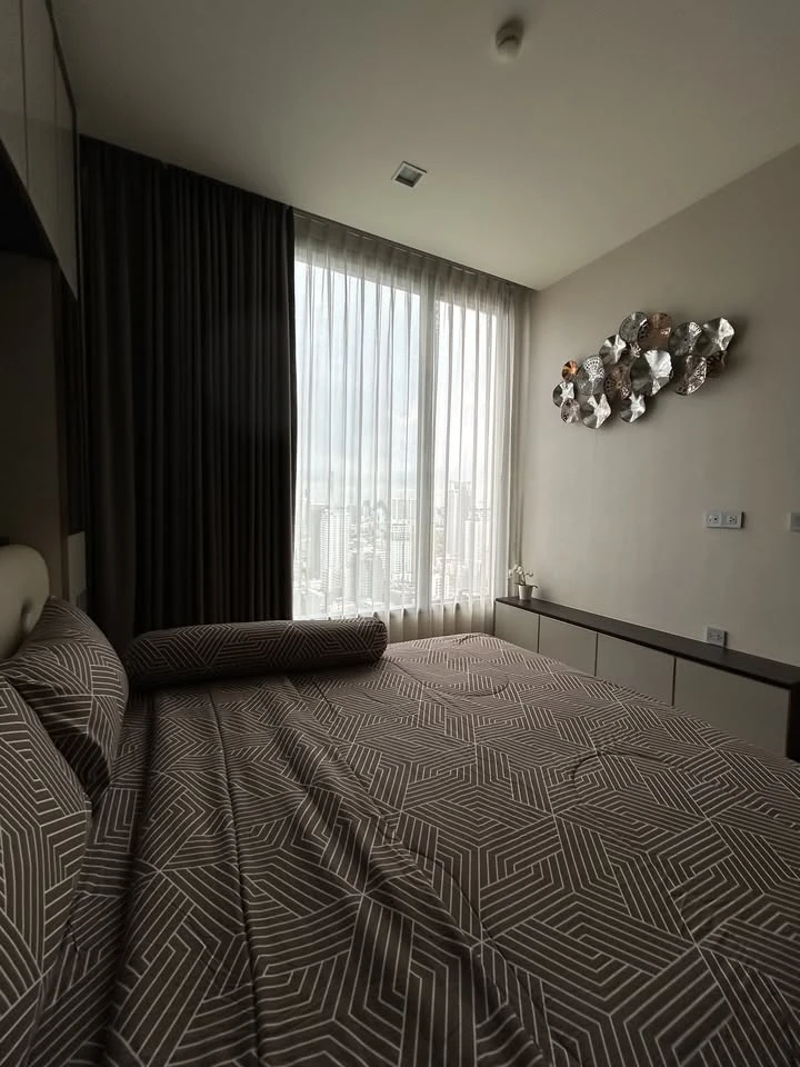 Condo for rent, The Esse Asoke, decorated with luxurious built-ins. Nice leather sofa Plenty of usable space, don't wait.