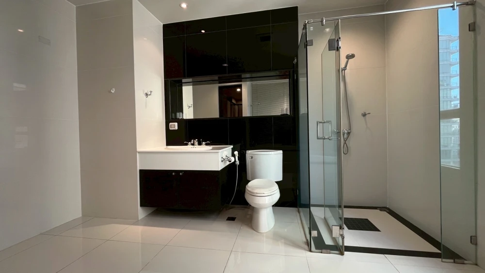Condo for rent The Address Chidlom with furniture