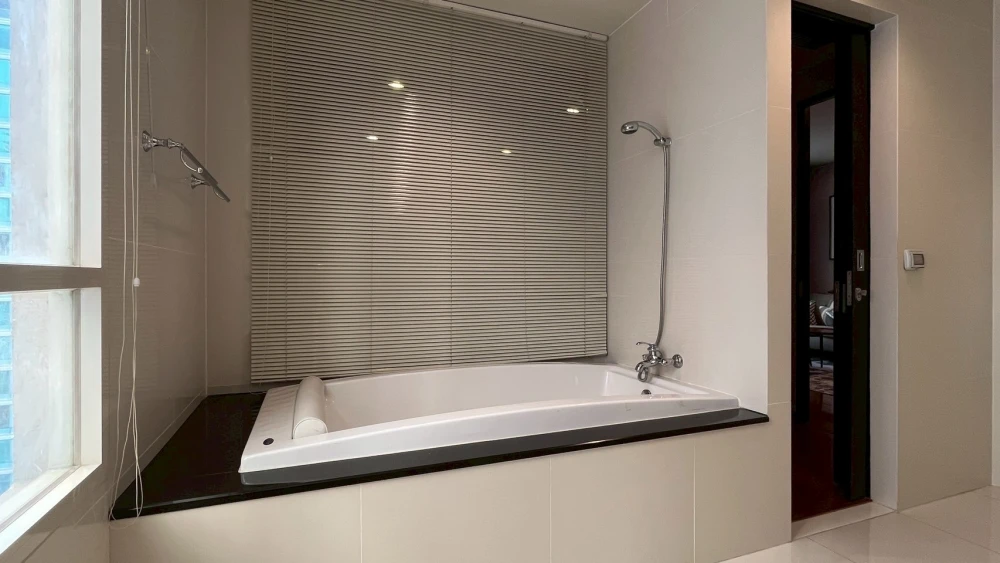 Condo for rent The Address Chidlom with furniture