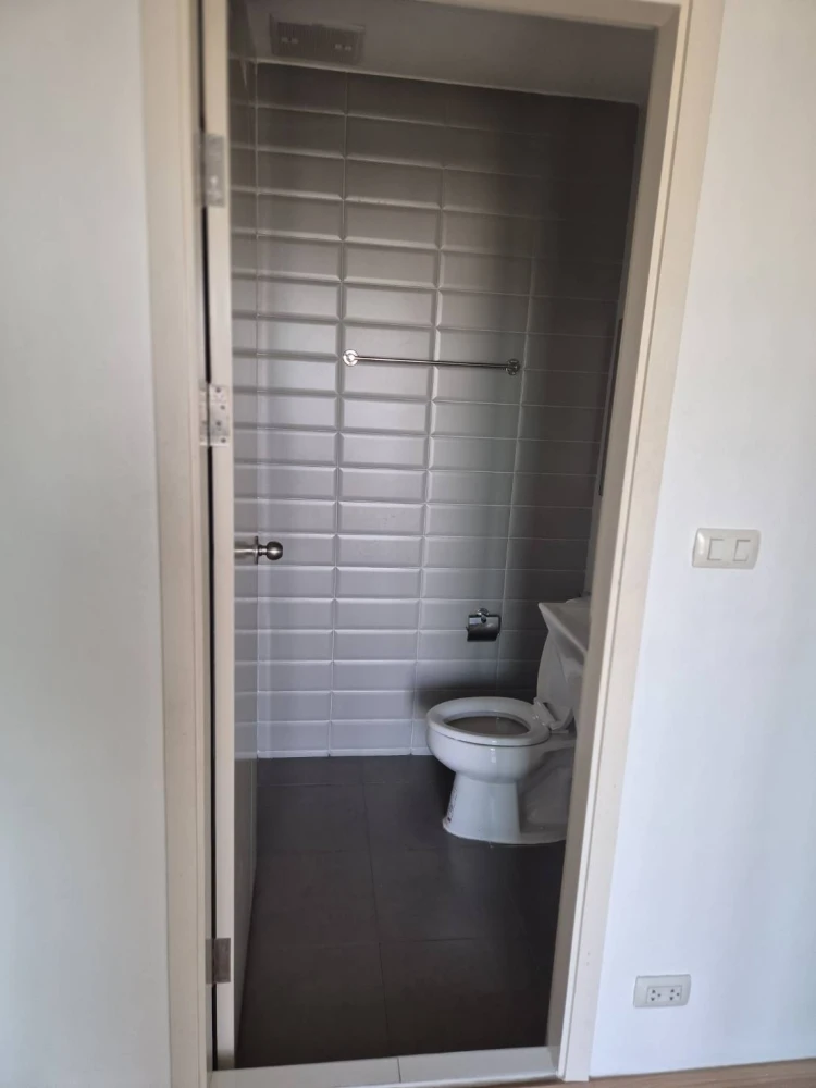 Condo for rent, The Aspire Rama 4, overlooking the swimming pool. Complete with furniture and electrical appliances, book now.