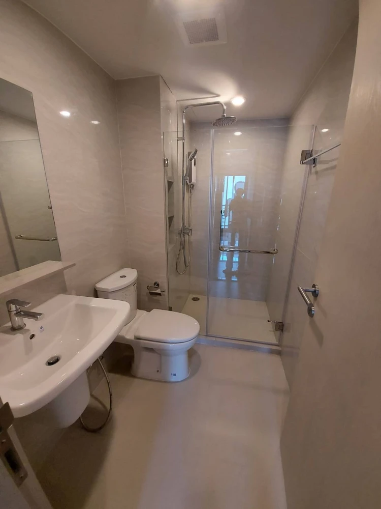 For rent!! Niche Mono Issaraphap condo, 5th floor, Building A, swimming pool view, beautiful room, ready to move in, hurry and book now!!