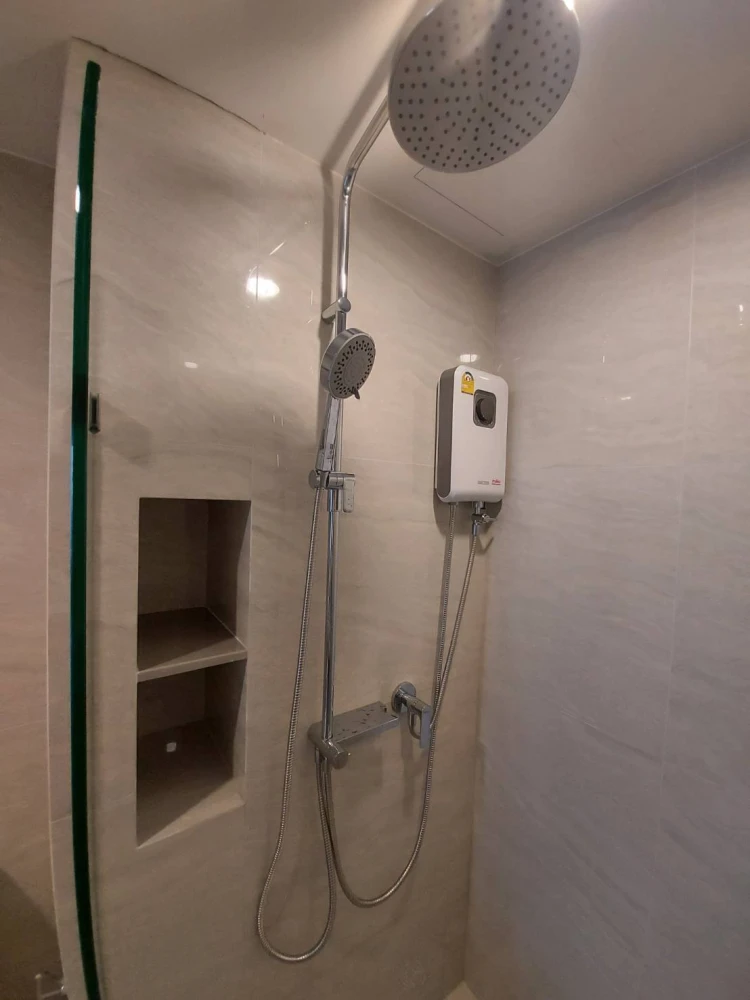 For rent!! Niche Mono Issaraphap condo, 5th floor, Building A, swimming pool view, beautiful room, ready to move in, hurry and book now!!
