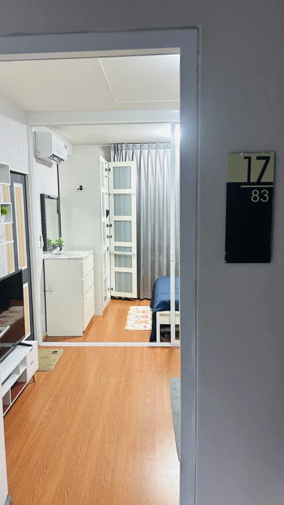 Condo for rent, B.U. Chokchai 4, decorated with wallpaper, nice to live in, good price, just bring your bags and move in.