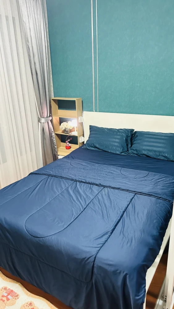 Condo for rent, B.U. Chokchai 4, decorated with wallpaper, nice to live in, good price, just bring your bags and move in.