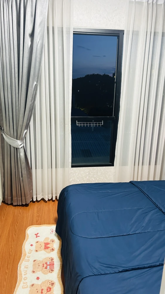 Condo for rent, B.U. Chokchai 4, decorated with wallpaper, nice to live in, good price, just bring your bags and move in.