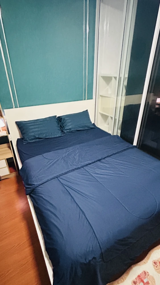 Condo for rent, B.U. Chokchai 4, decorated with wallpaper, nice to live in, good price, just bring your bags and move in.