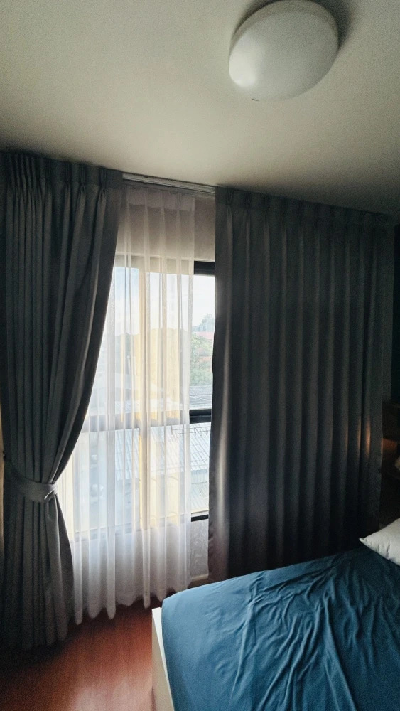 Condo for rent, B.U. Chokchai 4, decorated with wallpaper, nice to live in, good price, just bring your bags and move in.