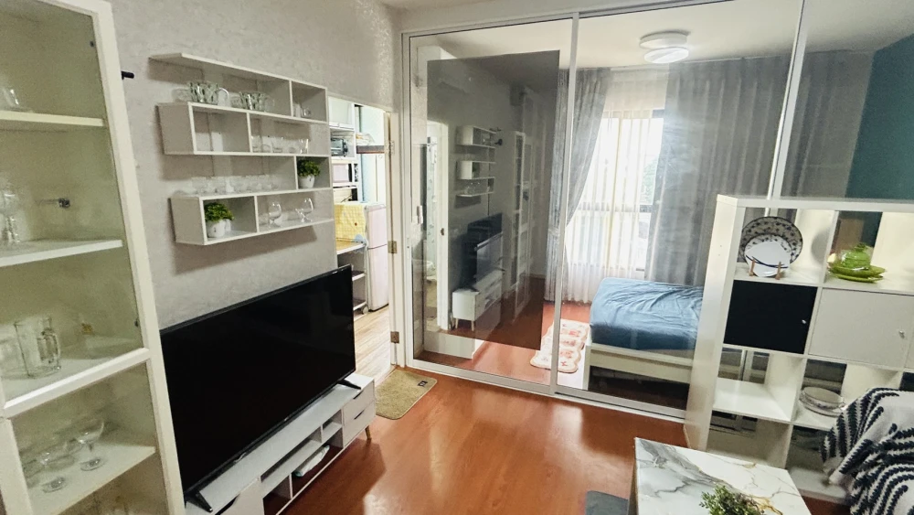 Condo for rent, B.U. Chokchai 4, decorated with wallpaper, nice to live in, good price, just bring your bags and move in.