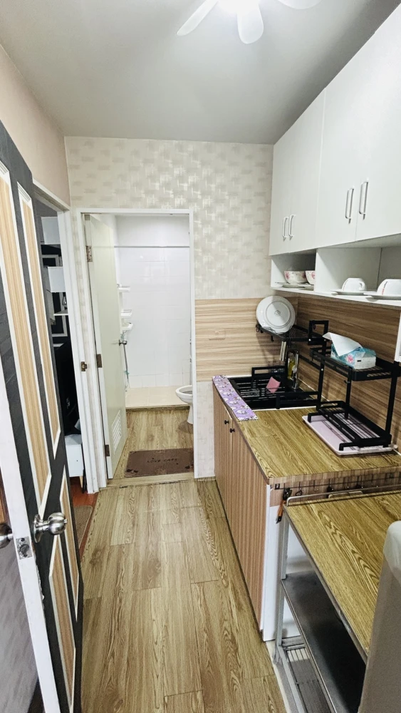 Condo for rent, B.U. Chokchai 4, decorated with wallpaper, nice to live in, good price, just bring your bags and move in.