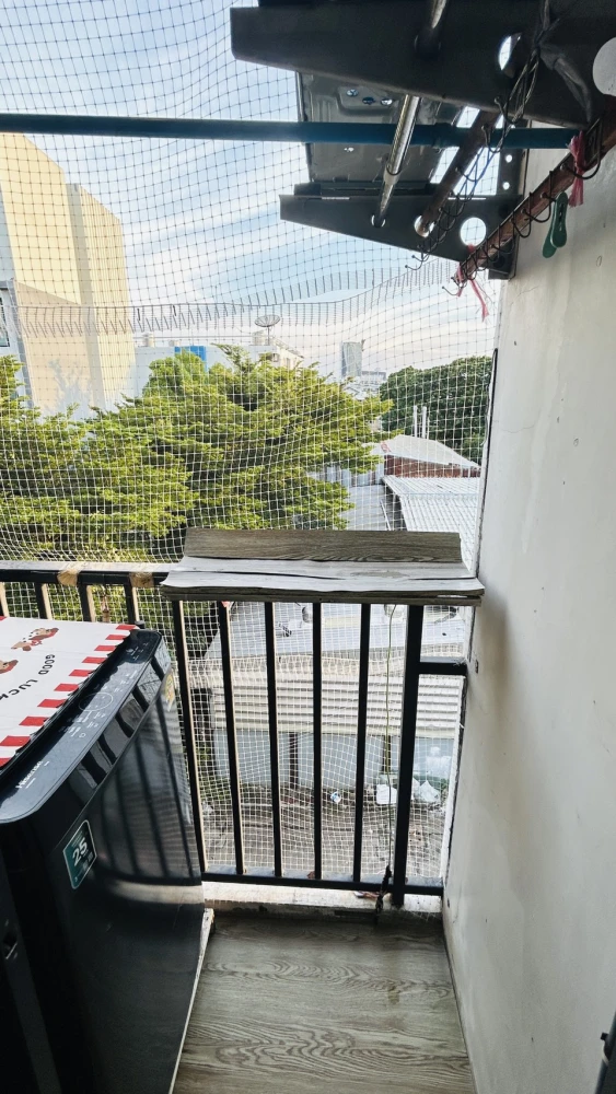 Condo for rent, B.U. Chokchai 4, decorated with wallpaper, nice to live in, good price, just bring your bags and move in.