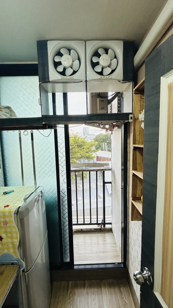 Condo for rent, B.U. Chokchai 4, decorated with wallpaper, nice to live in, good price, just bring your bags and move in.