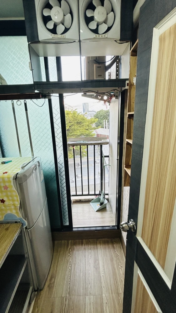 Condo for rent, B.U. Chokchai 4, decorated with wallpaper, nice to live in, good price, just bring your bags and move in.