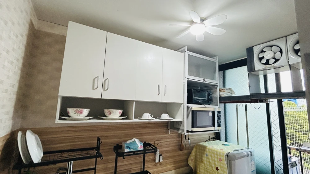 Condo for rent, B.U. Chokchai 4, decorated with wallpaper, nice to live in, good price, just bring your bags and move in.