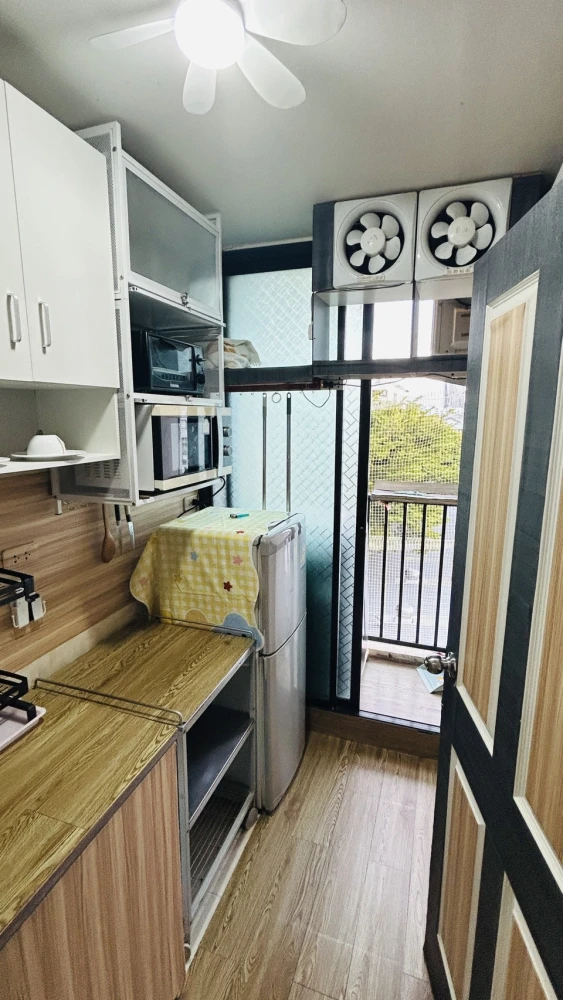 Condo for rent, B.U. Chokchai 4, decorated with wallpaper, nice to live in, good price, just bring your bags and move in.