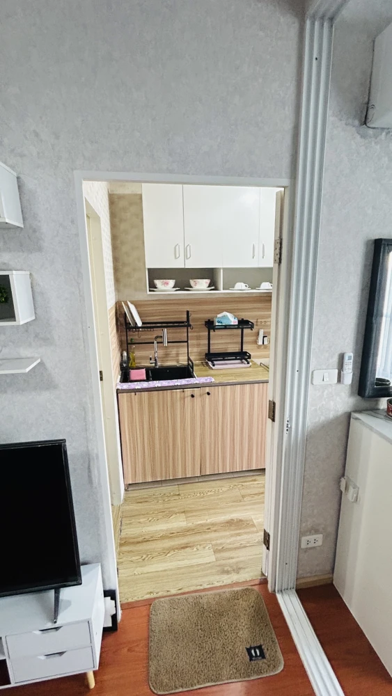 Condo for rent, B.U. Chokchai 4, decorated with wallpaper, nice to live in, good price, just bring your bags and move in.