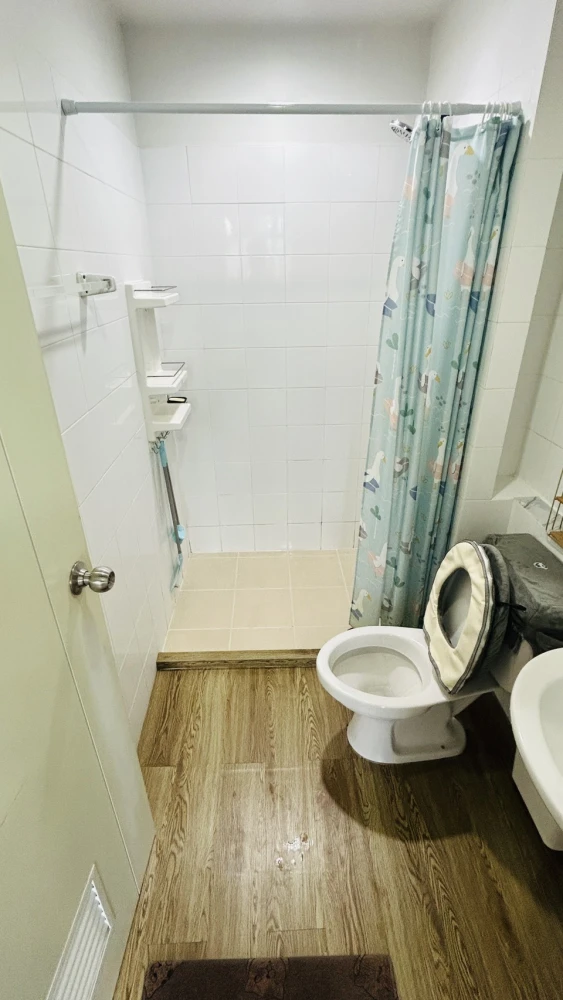 Condo for rent, B.U. Chokchai 4, decorated with wallpaper, nice to live in, good price, just bring your bags and move in.