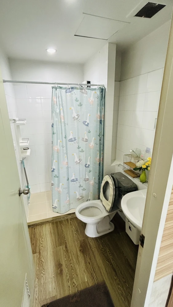 Condo for rent, B.U. Chokchai 4, decorated with wallpaper, nice to live in, good price, just bring your bags and move in.