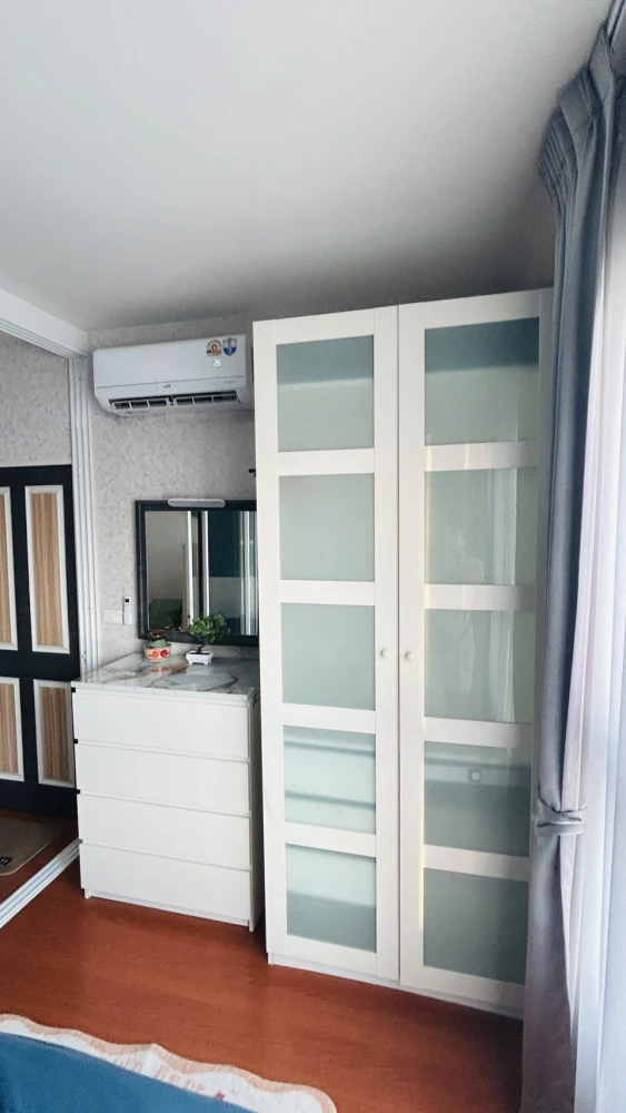 Condo for rent, B.U. Chokchai 4, decorated with wallpaper, nice to live in, good price, just bring your bags and move in.