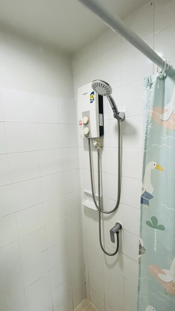 Condo for rent, B.U. Chokchai 4, decorated with wallpaper, nice to live in, good price, just bring your bags and move in.