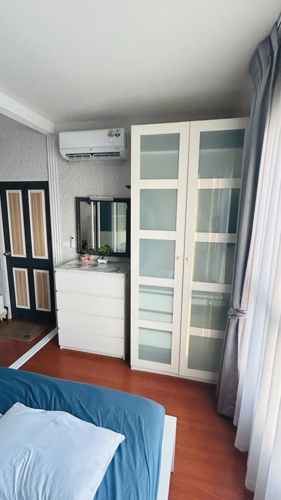 Condo for rent, B.U. Chokchai 4, decorated with wallpaper, nice to live in, good price, just bring your bags and move in.