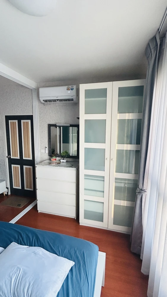 Condo for rent, B.U. Chokchai 4, decorated with wallpaper, nice to live in, good price, just bring your bags and move in.