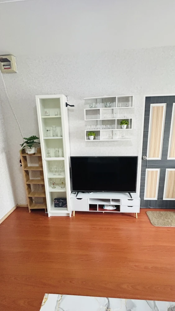 Condo for rent, B.U. Chokchai 4, decorated with wallpaper, nice to live in, good price, just bring your bags and move in.