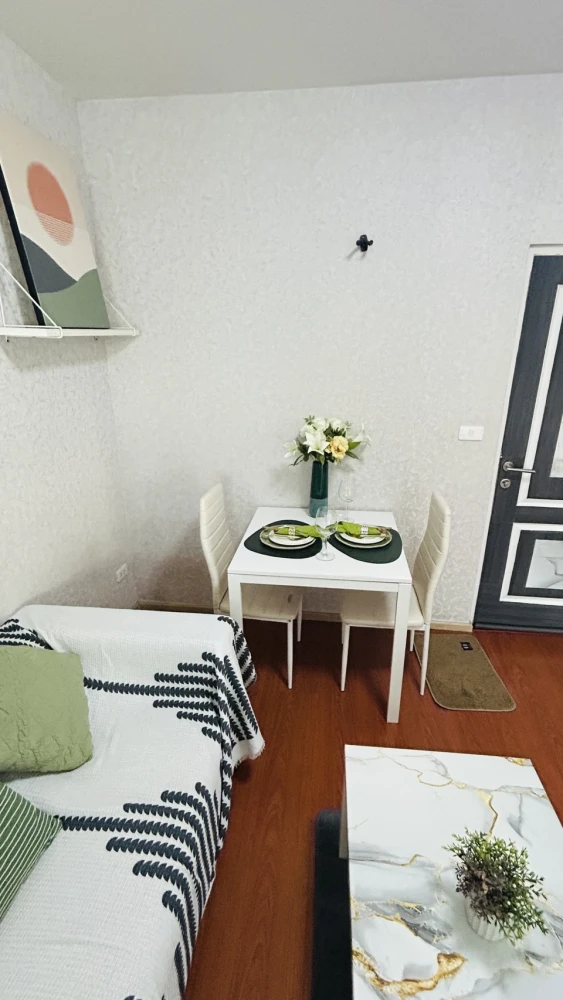 Condo for rent, B.U. Chokchai 4, decorated with wallpaper, nice to live in, good price, just bring your bags and move in.