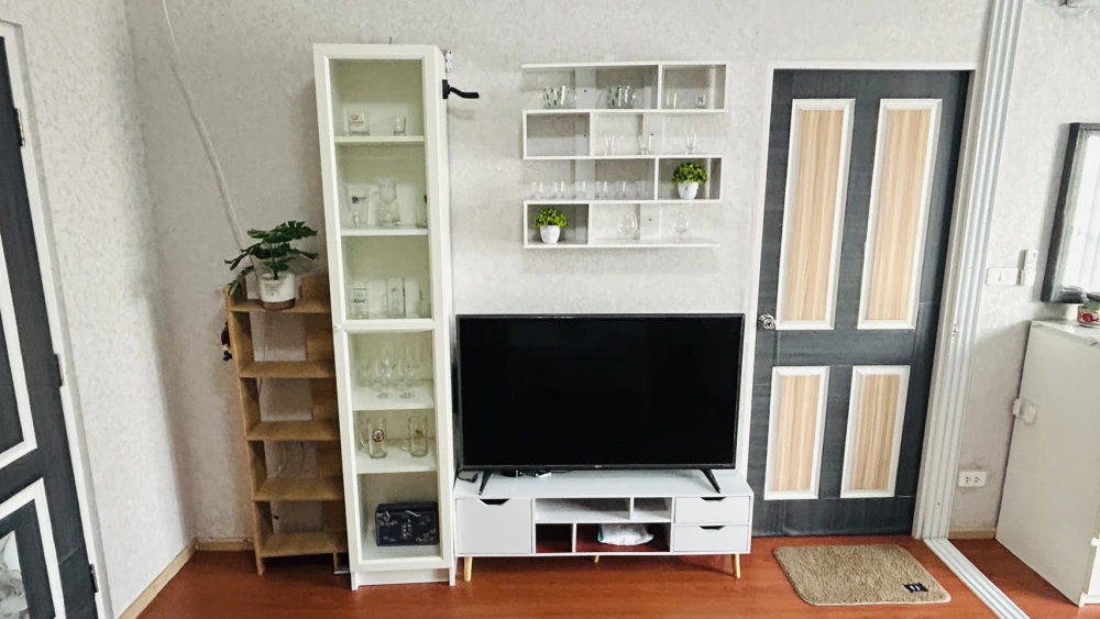 Condo for rent, B.U. Chokchai 4, decorated with wallpaper, nice to live in, good price, just bring your bags and move in.