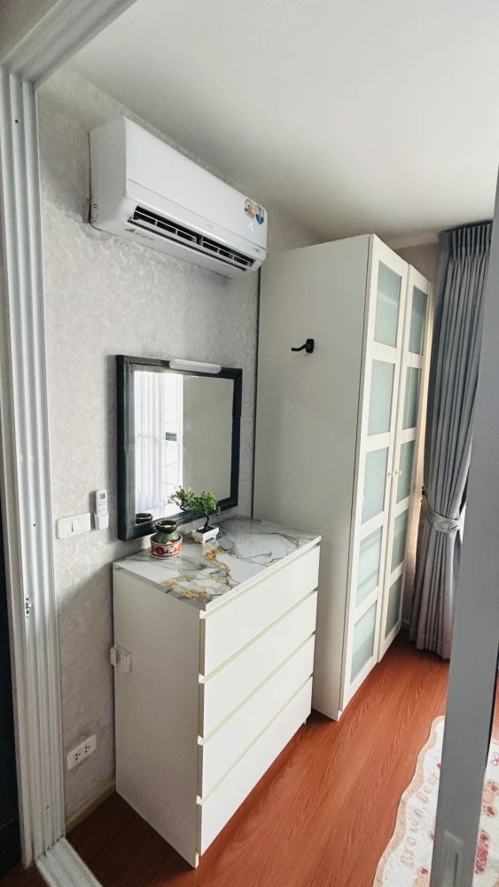 Condo for rent, B.U. Chokchai 4, decorated with wallpaper, nice to live in, good price, just bring your bags and move in.