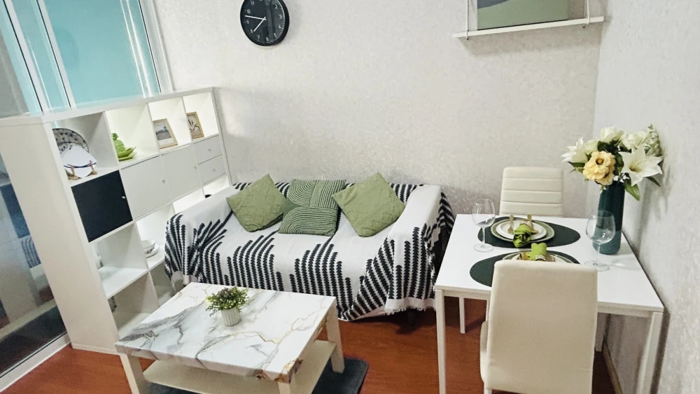Condo for rent, B.U. Chokchai 4, decorated with wallpaper, nice to live in, good price, just bring your bags and move in.