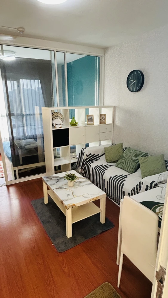Condo for rent, B.U. Chokchai 4, decorated with wallpaper, nice to live in, good price, just bring your bags and move in.