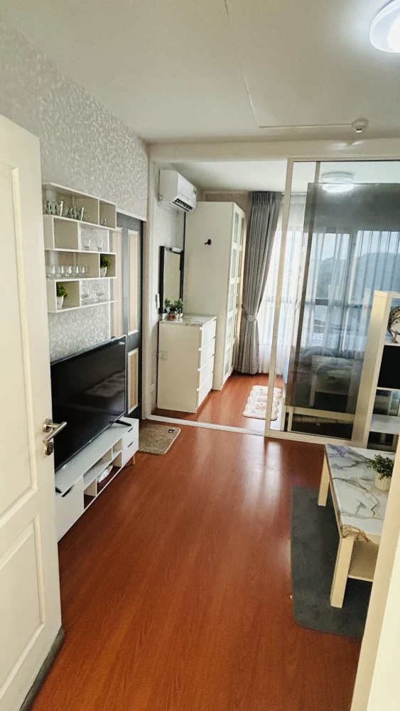 Condo for rent, B.U. Chokchai 4, decorated with wallpaper, nice to live in, good price, just bring your bags and move in.