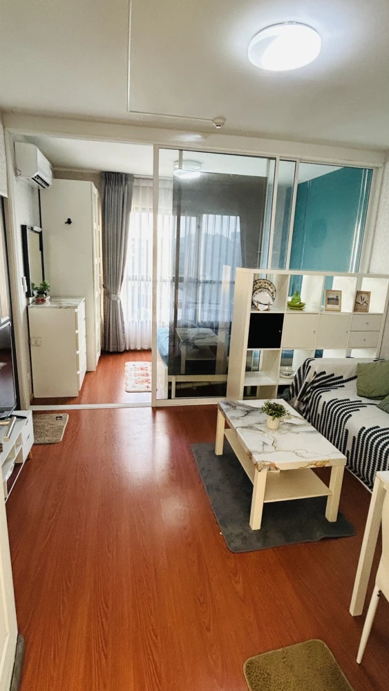Condo for rent, B.U. Chokchai 4, decorated with wallpaper, nice to live in, good price, just bring your bags and move in.