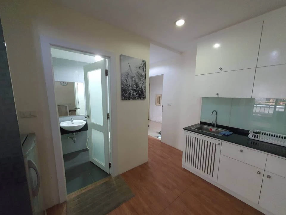 For rent: Boutique Ratchada 17 condo, studio room, 8th floor, corner unit for privacy. Great value! You absolutely can't miss this!