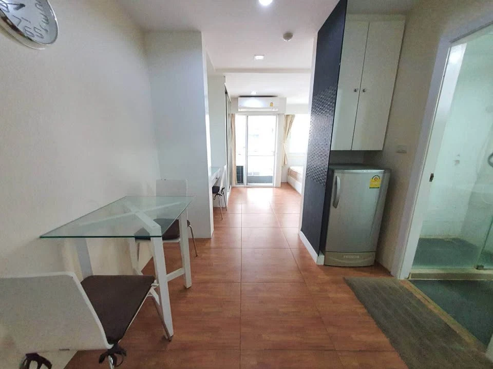 For rent: Boutique Ratchada 17 condo, studio room, 8th floor, corner unit for privacy. Great value! You absolutely can't miss this!