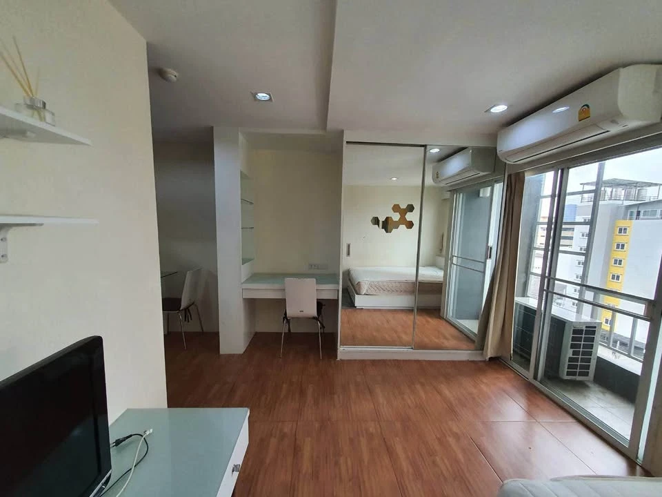 For rent: Boutique Ratchada 17 condo, studio room, 8th floor, corner unit for privacy. Great value! You absolutely can't miss this!