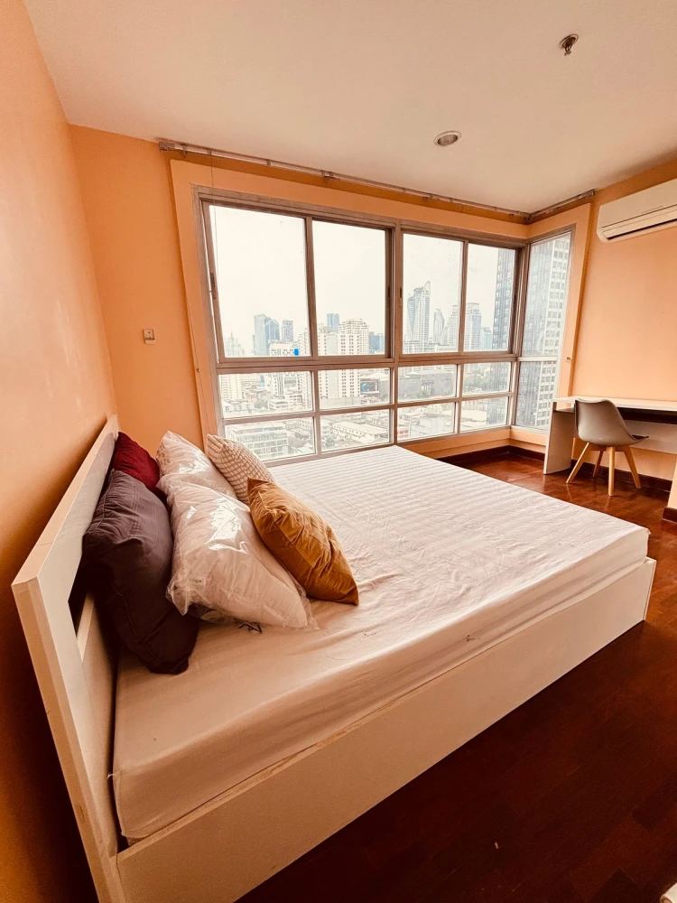For rent!! Condo Pathumwan Resort, 33rd floor, beautiful condo, newly decorated, good location, convenient transportation, hurry up and book now!!