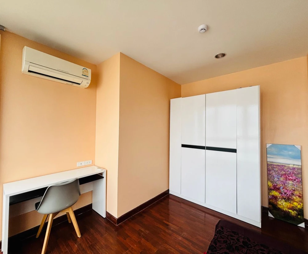 For rent!! Condo Pathumwan Resort, 33rd floor, beautiful condo, newly decorated, good location, convenient transportation, hurry up and book now!!